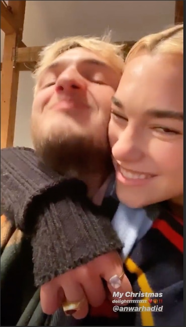 Gigi Hadid, Bella Hadid, Anwar Hadid, Dua Lipa, Yolanda Hadid, Christmas 2019